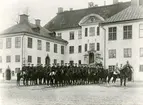 Ryttartrupp i profil på framsidan av Karlbergs slott. Krigsskolan Karlberg.