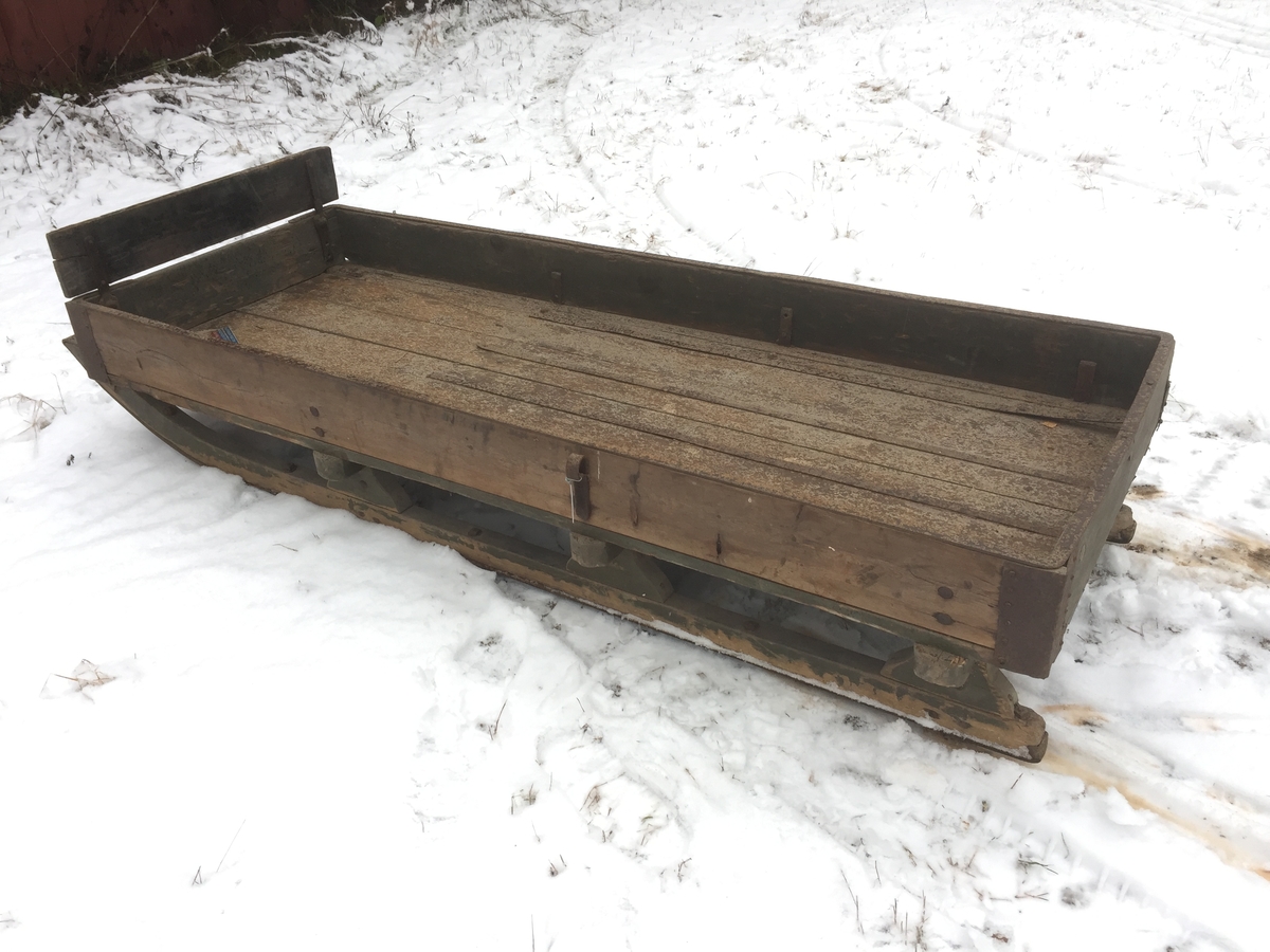 Slede for én hest. Løs kuskebukk for to personer. Slett lasteflate med karmer.