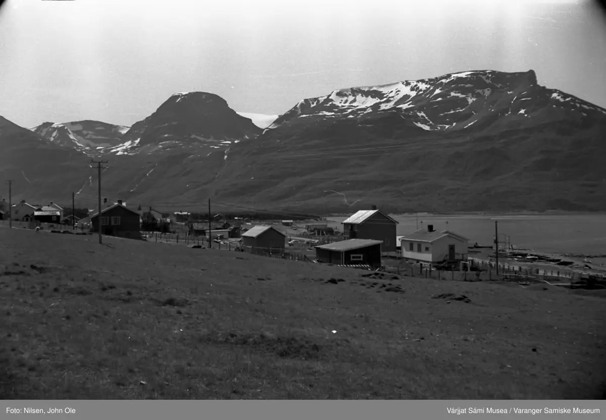 Bebyggelse ved fjord, sannsynligvis i Skibotnområdet. 17. juli 1967.