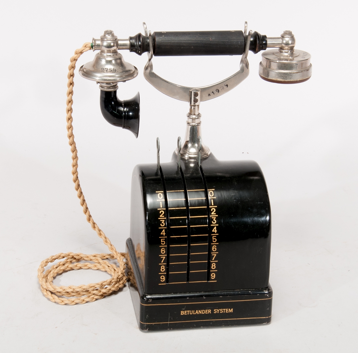 Bordsmodell med nummerväljarmekanism. Avsedd för Betulanders automatiska abonnentväxel. Handmikrotelefonen är märkt: 2754.