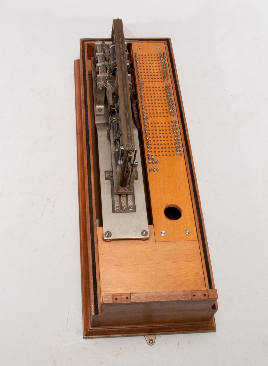Automatisk telefonväxel med vridbar klätterväljare, väggmodell.