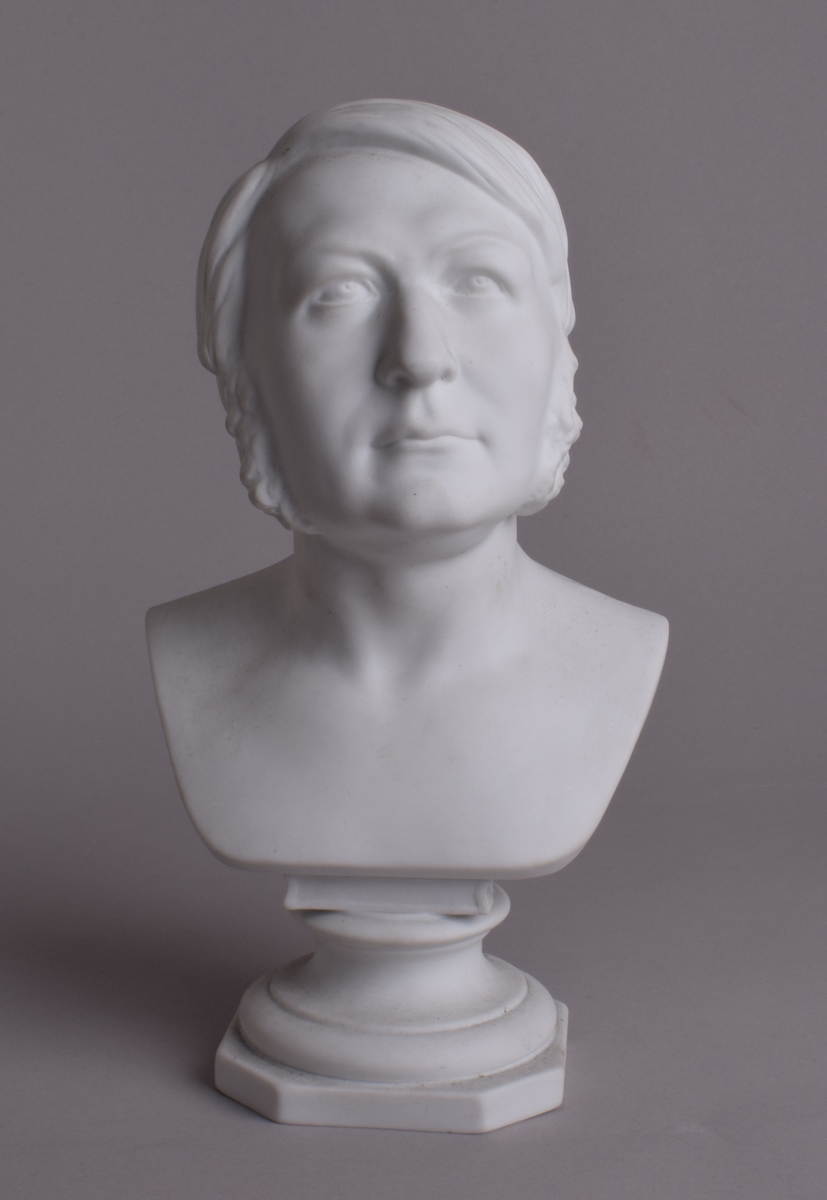 Byste av Henrik Wergeland på 8-kantet sokkel.