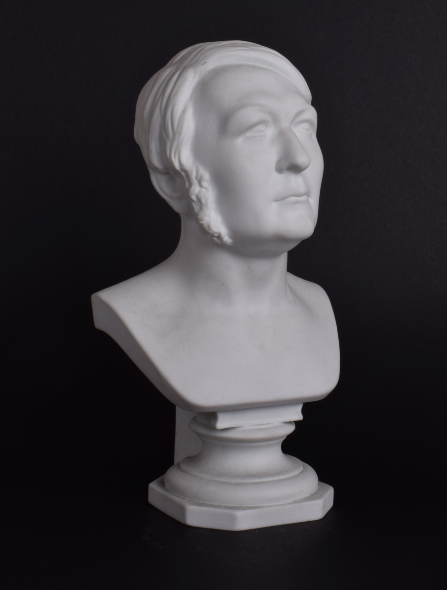 Byste av Henrik Wergeland på 8-kantet sokkel.