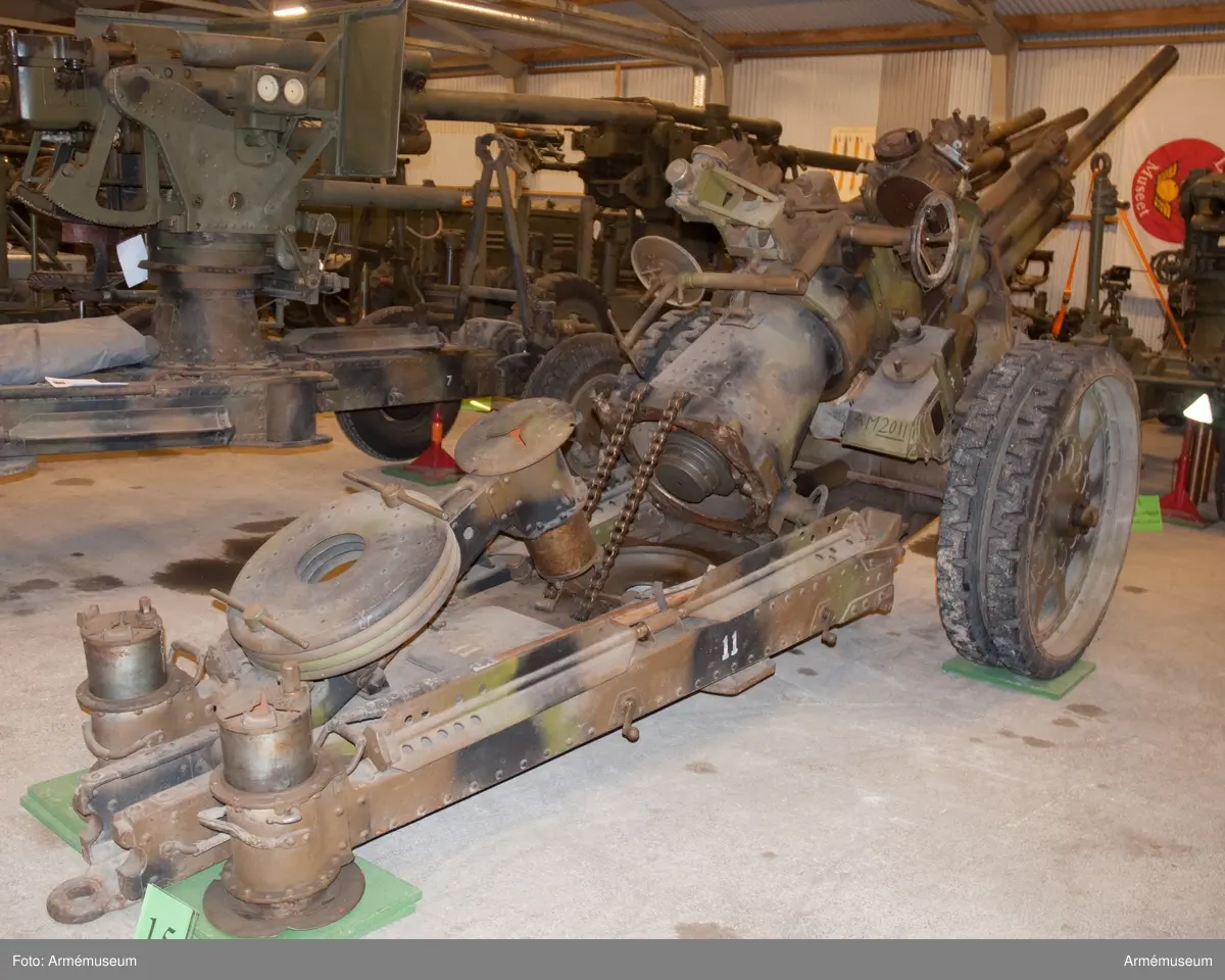 7,5 cm luftvärnskanon m/1930, system Bofors.
Sikte m/1930, följevisarsystem. 

Består av: 
1 st luftvärnskanon, 
1 st kammarfodral, 
1 st pjäskapell, bakre del, 
1 st pjäskapell, främre del, 
1 st siktfodral.