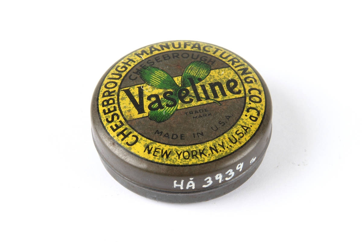 Vaselinboks med lokk og logo.