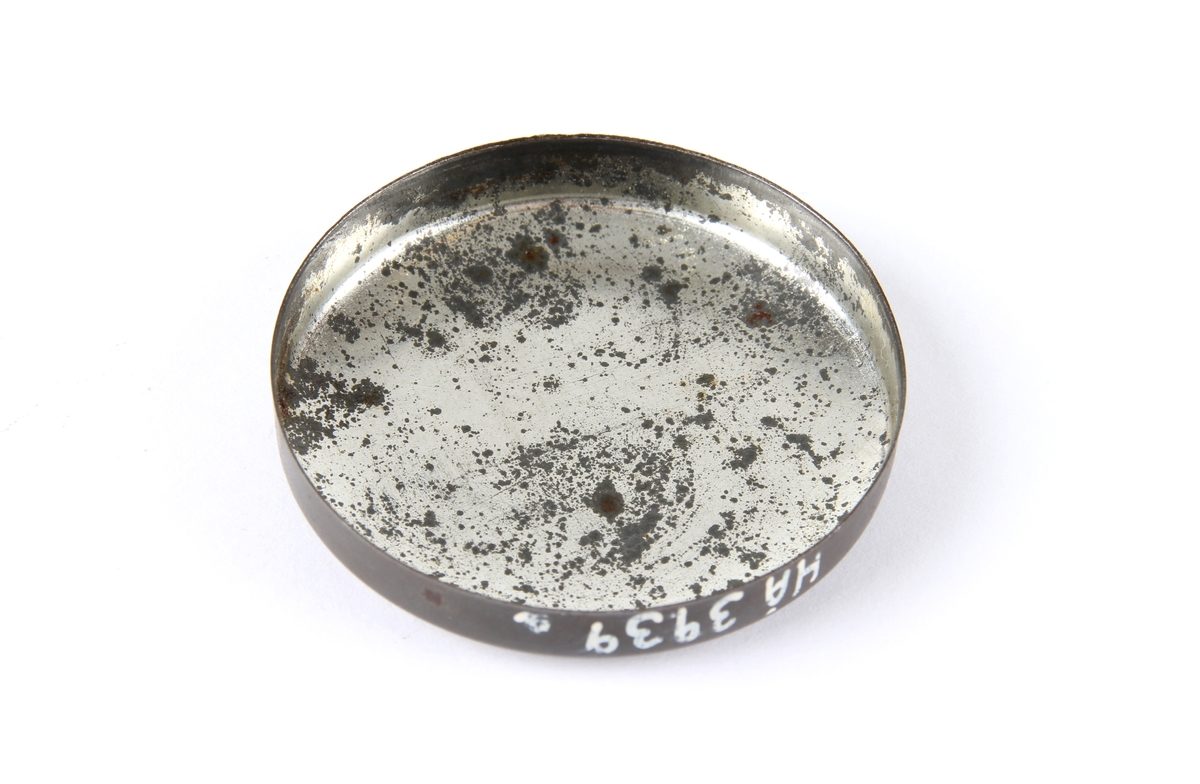 Vaselinboks med lokk og logo.