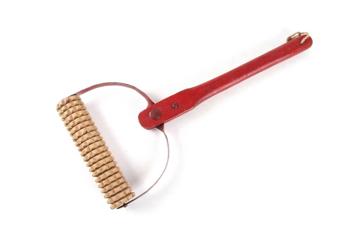 Brukt til å slette ned kantane på bakverk oppå steikehella