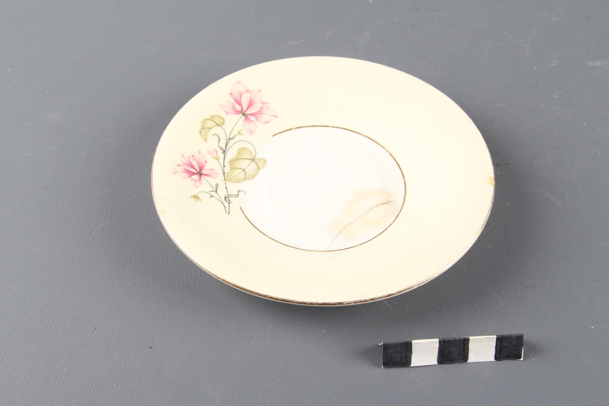 Underskål med gull kant og blomsterdekor.