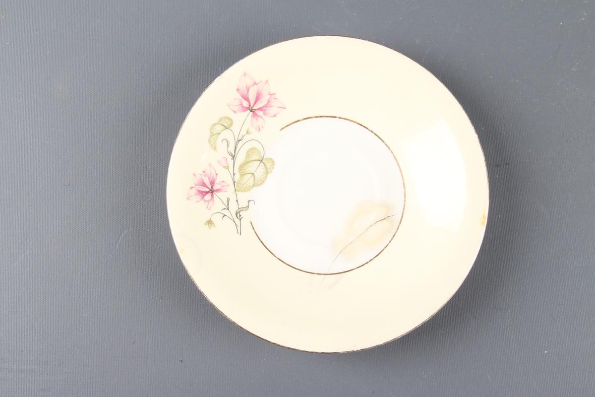 Underskål med gull kant og blomsterdekor.