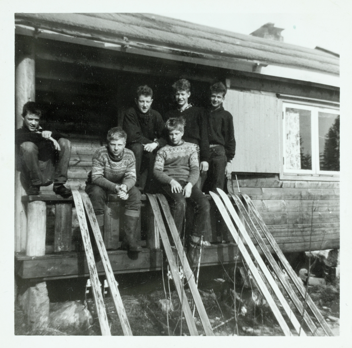 Sittende på rekkverket i Kværnerhytta. Fra venstre Tor Pedersen, Roger Johansen og Kent Johansen. Bak Sigurd Johansen, Olaf Olsen og Borgar Larsen.