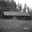 Torpet Manhem under gården Basteberg i Malexander sn. Vid tiden öde. Sist boende i stugan var snickaren Per August Isaksson, död i augusti månad 1928.