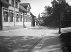 Parti av Ågatan i Linköping 1921. Vy mot öster vid gatans korsning med Apotekaregatan. Närmast till vänster ses den s.k. Huitfeltska gården. Byggnaden plockades ner 1949 och kom att bli det första huset i friluftsmuseet Gamla Linköping.