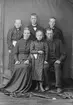 Livgrenadjär Sven Peter Skog och hans hustru Hanna Maria Jonsdotter med barnen Johan August Konrad, Gustaf Alfred, Anna Tersia och Elsa Josefina Albertina. Familjen bodde i Kvarntorpet under Attarp i Svinhult. Fotografi från omkring 1895.