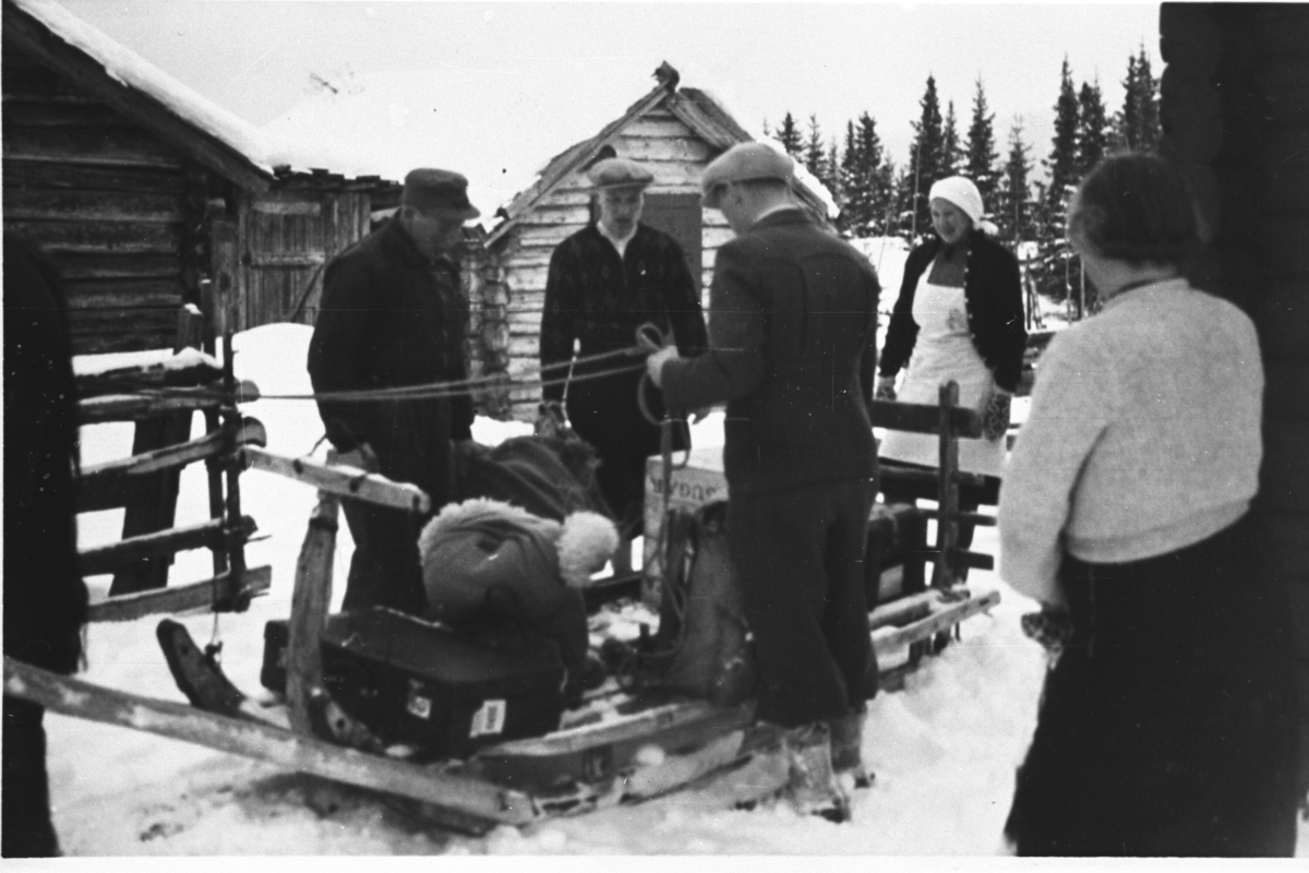 Gruppe til h. Olav Roe bak med forkle Sigrid Roe.