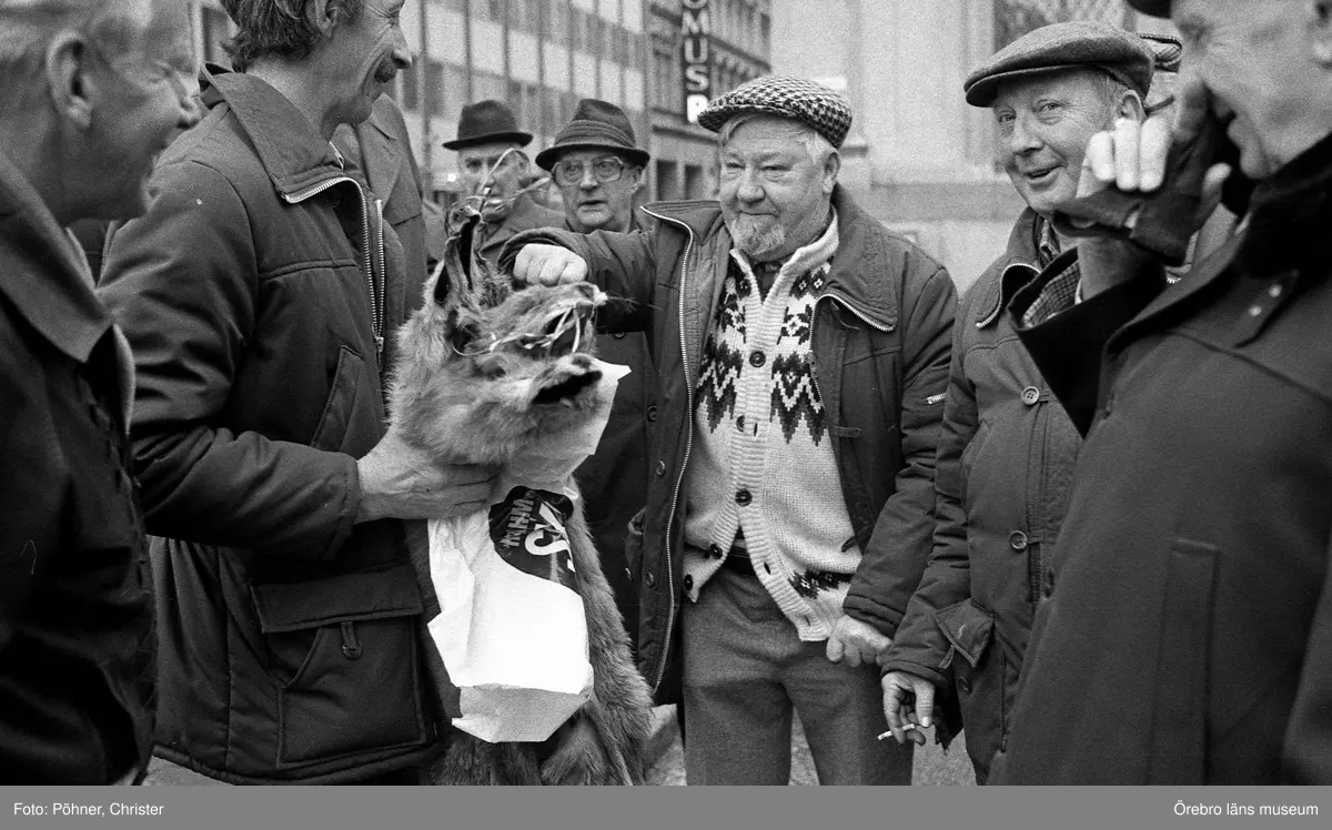 Skinnsäljare på Hindersmässan.
26 januari 1983.