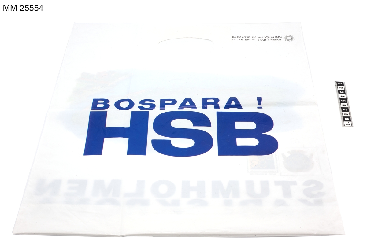 Motivet föreställer ön Stumholmen omsluten av blått hav, på vilket det seglar tre segelbåtar. På bilden syns även bebyggelse som föreställer alla de kända byggnaderna på Stumholmen, som Marinmuseum, Slup- och barkasskjulet, Desinfektionshuset, Kronobageriet, Kronohäktet, Båtmanskasernen, Flyghangarerna, Kungshall och Kungshalls magasin. Mellan byggnaderna syns grönområden med gräs och träd. På bilden har även två fyrar, flera flaggstänger, bryggor och ett hopptorn avbildats. I den högra kanten finns också bron över till Trossö med samt en bit av denna ö.