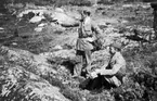 LV1 Karlsborg. Serg. Kristoffersson skjuter pistol med löjtnant Stavström som åskådare. 1942.