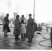 LV1 Karlsborg. Övningar på väddö feb. 1943. Överste Sten Odelberg (i vit päls), överstelöjtnant Tilly (till vänster), LV-inspektör överste Ragnar Sjöberg (med ryggen mot kameran). Albumet är en gåva från förvaltare Tage Södergren.