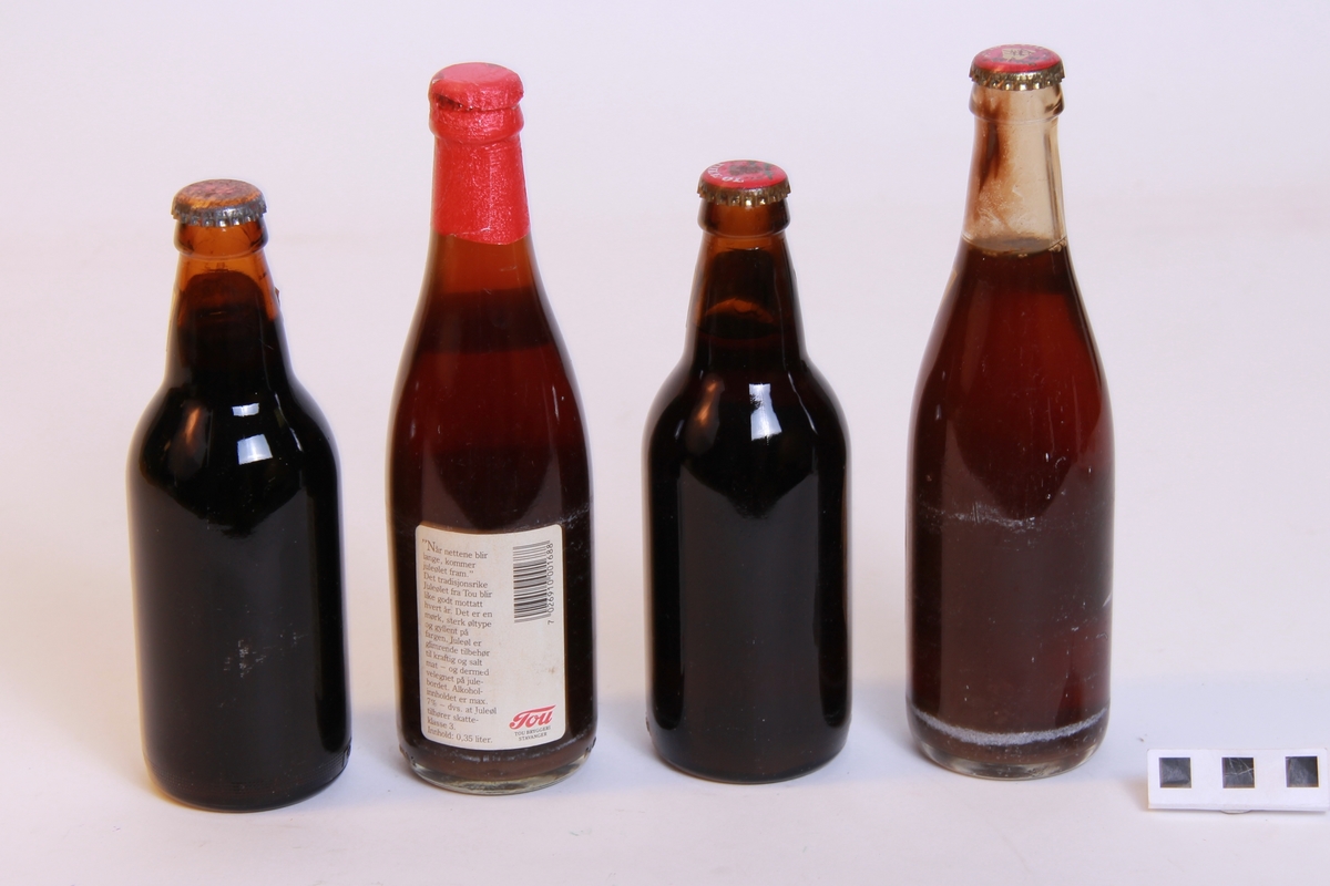 19 ølflasker totalt, alle uåpnet.
12 flasker 0,33l juleøl (a).
6 høye flasker 0,35l juleøl (b), en med annen etikett (c).
1 flaske 0,33l malt-øl (d).