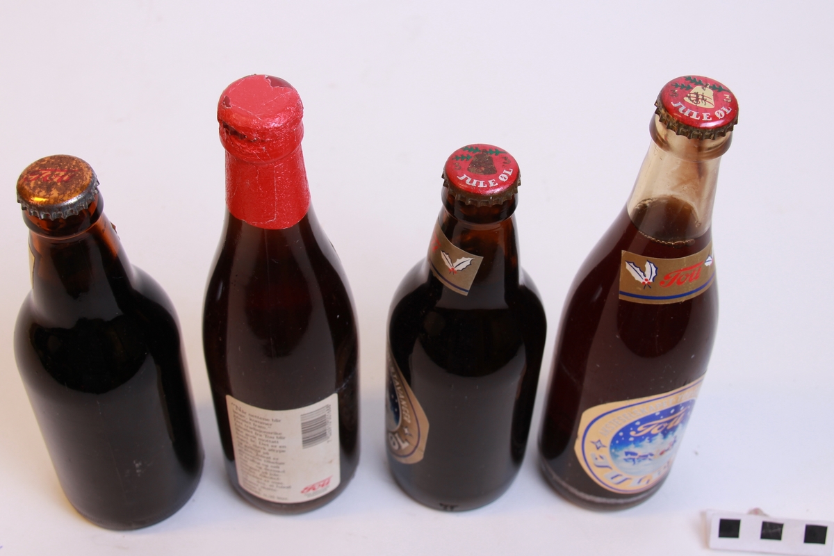 19 ølflasker totalt, alle uåpnet.
12 flasker 0,33l juleøl (a).
6 høye flasker 0,35l juleøl (b), en med annen etikett (c).
1 flaske 0,33l malt-øl (d).