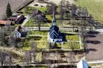 Flygfoto över Bredestad kyrka i Aneby kommun.