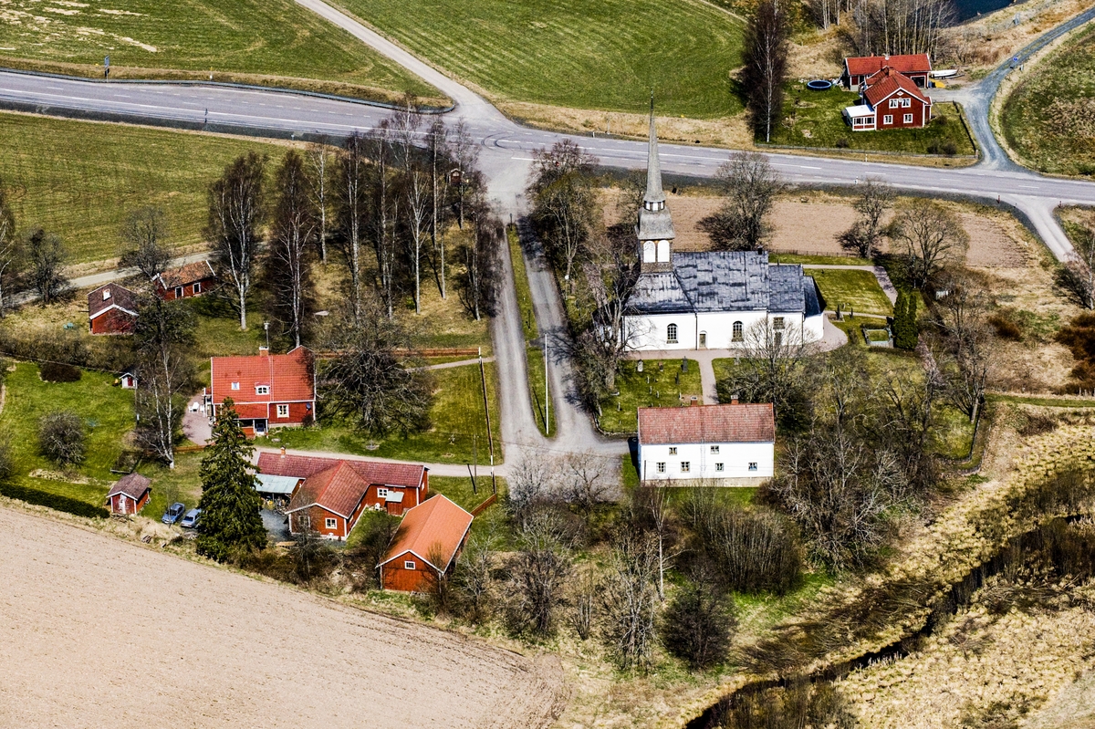 Flygfoto över Bredestad kyrka i Aneby kommun.