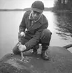 Sten-Örjan Karlsson ristar in årtalet 1959 i den så kallade Nummerstenen i sundet invid Klevberget vid Storsjön, Gammalkil sn. Stenen är bara synlig bara vid sällsynt lågt vattenstånd. Tidigare har årtalet 1850 ristats in.