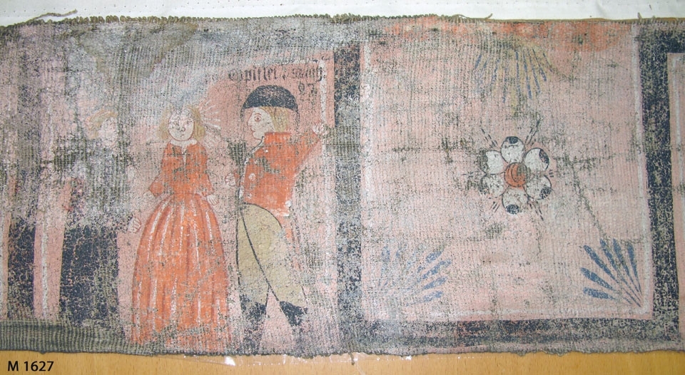 Bonadsmålning av Sven Nilsson (1800-1861) från Härnäs i Blekinge, med religiösa motiv. Målad med tempera - pigment, ägg och ev. mjöl (Nyström 2012:150-151) - på lite grövre tuskaftvävt linnetyg.

Föreställande Väktaren, Christi uppståndelse, Christi korsfästelse, 
Christus bär sitt kors, Christus hudflänges, Petrus nekar, svär och gråter, 
Christus förrådes av Judas.
Inskrivet i huvudkatalogen 1892-1900.

se Eva Kjerström-Sjölin, "Trane-Sven. Bonadsmålaren Sven Nilsson i Härnäs", Blekingeboken 1971.