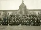 Grupporträtt av personalen vid Stockholms tygstation framför Poltavamonumentet mitt på Artillerigården 1920-talet. Dagens Armémuseum.
För namn, se bild nr. 3 och 4.