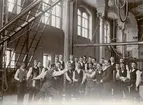 Fäktövning med gymnastikläraren löjtnant (1892-1900) Nils Fredrik Sellén i gymnastiksalen på Norra Latins gymnasium.