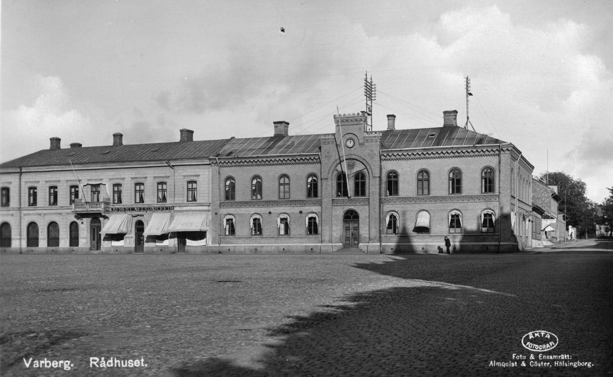Stadsbebyggelse. (Kvarteret Rådhuset, Lilla Drottninggatan. ) Huset till höger Varbergs rådhus, till vänster syns bl a Albert Nelsons eftr. Bilden tagen mot öster. 1920-tal?