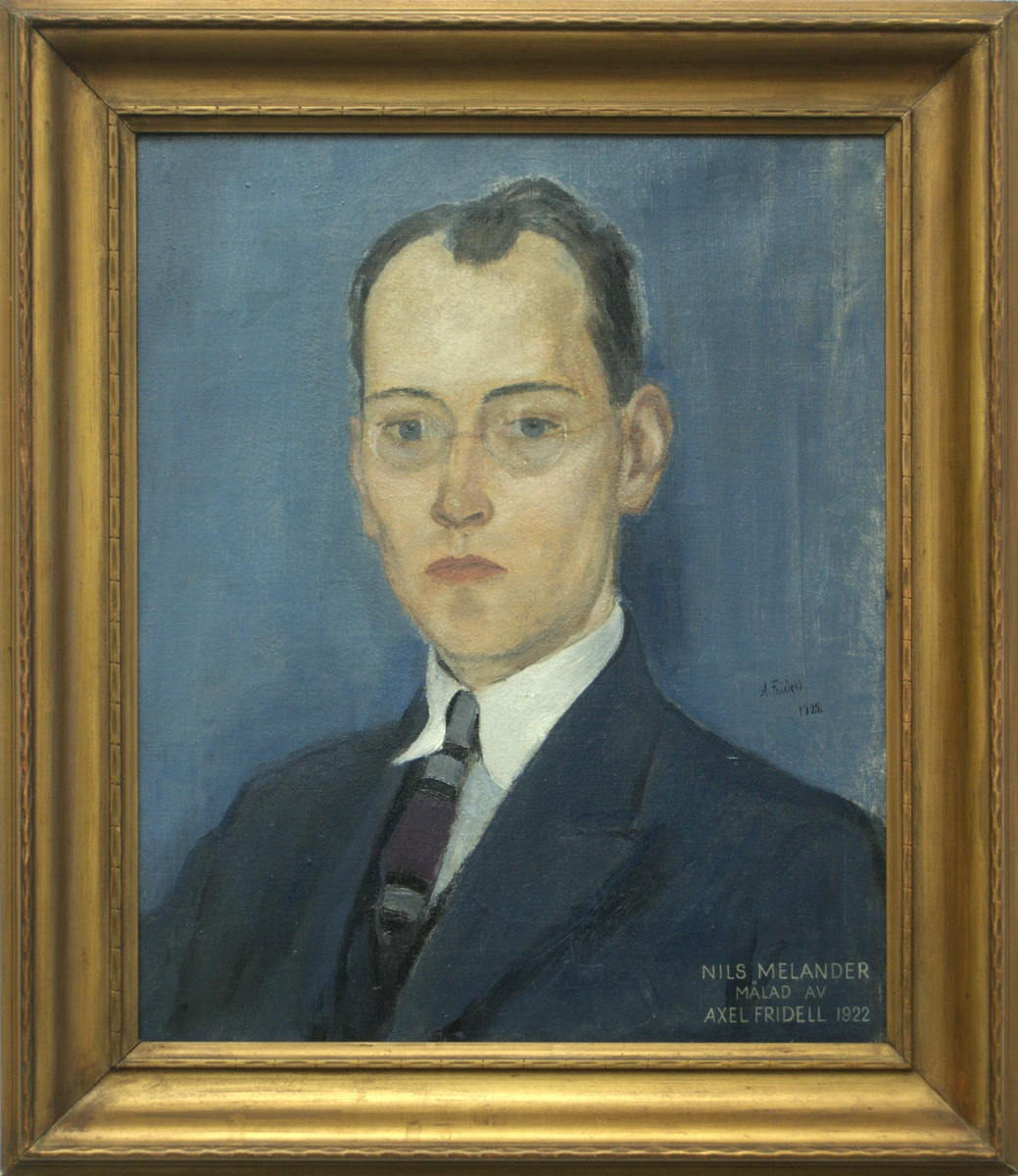 Oljemålning på duk, av Axel Fridell. Porträtt föreställnade tecknaren Nils Melander. Text nedtill tll höger: "NILS MELANDER MÅLAD AV AXEL FRIDELL 1922". Signerd t.h. över axeln "A. Fridell 1922".