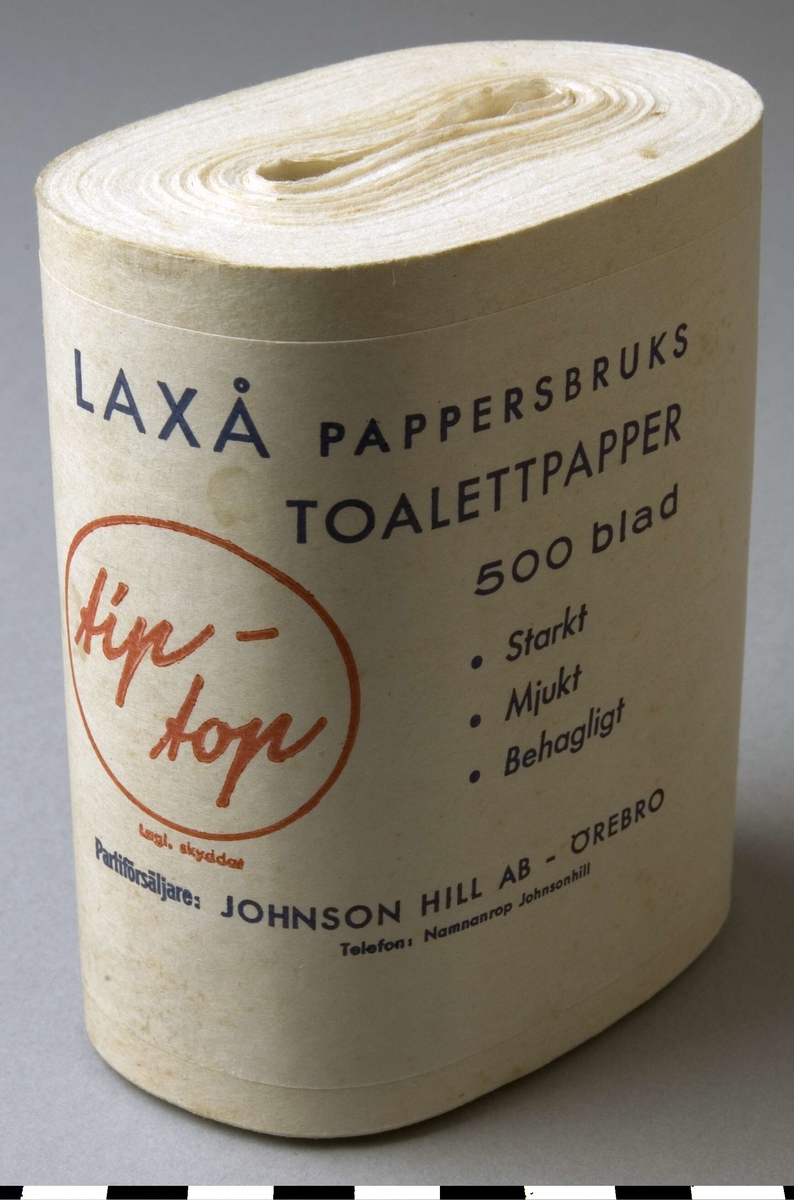 Förpackning, toalettpappersrulle, 5 st, A-E.
Papprulle i mitten, omvirad med toalettpapper. Tilltryckt. Ytterst ett pappersomslag med text i mörkblått och en röd ring med texten: tip top inskrivet och lagl. skyddat i rött under. Text i blått: LAXÅ PAPPERSBRUKS TOALETTPAPPER, 500 blad. Starkt, Mjukt, Behagligt, Partiförsäljare: JOHANSON HILL AB- ÖREBRO, Telefon: Namnanrop Johanson Hill.