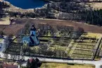 Flygfoto över Byarums kyrka i Vaggeryds kommun.