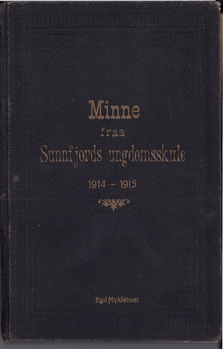 Minnebok. Svart, stivt omslag med innstansa gullbokstavar. På sidane inni boka er det mange handskrivne vers til eigaren av boka, Egil Myklebust, frå medelevane på skulen.