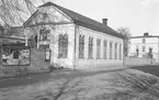 Dokumentation av Frälsningsarméns hus i Linköping inför rivning 1928. Byggnaden fungerade en period som biograflokal. Det var fotografen John Bergqvist som 1905 öppnade Linköpings första biograf, Elektra, vilken samma år hade Sverigepremiär för färgfilm. Vy mot syd-öst.