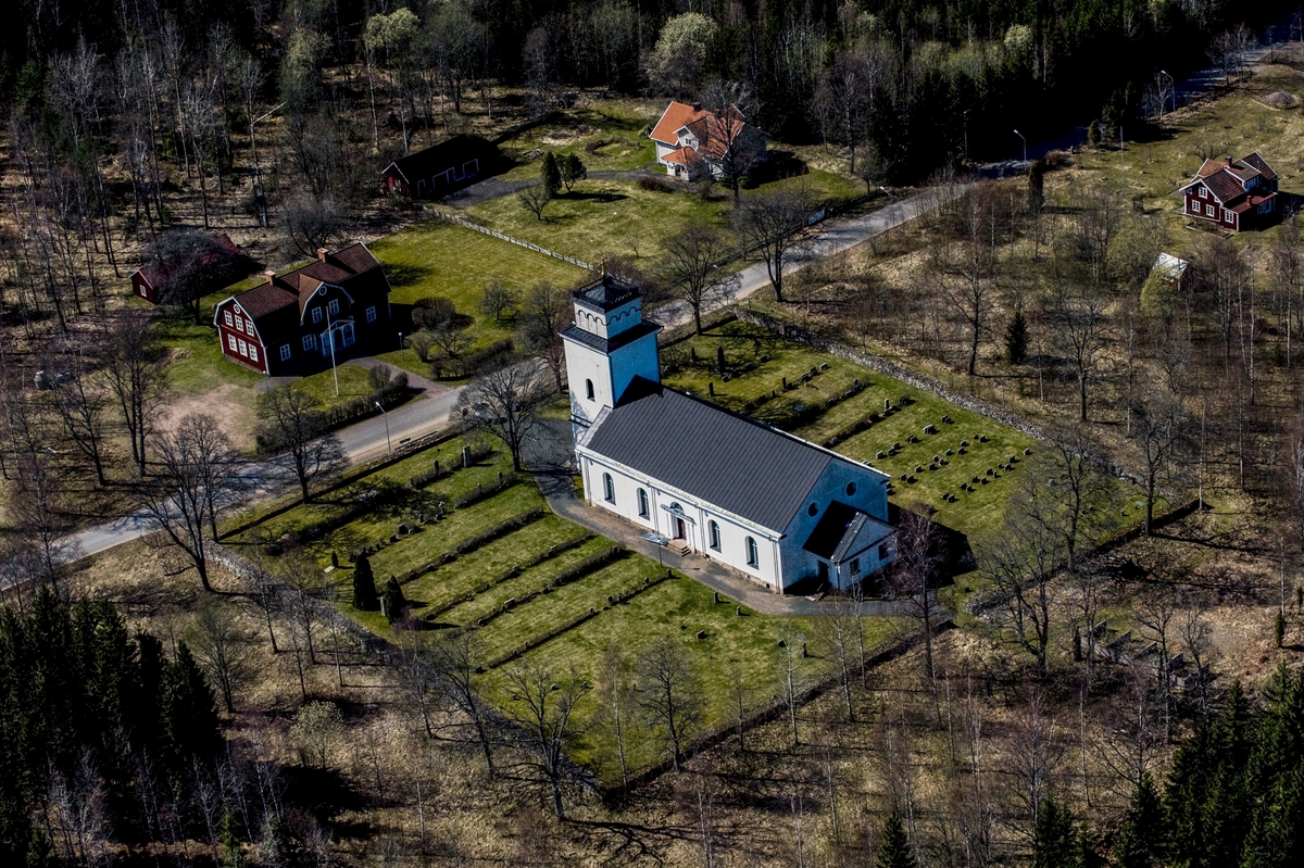 Flygfoto över Edshults kyrka i Eksjö kommun.