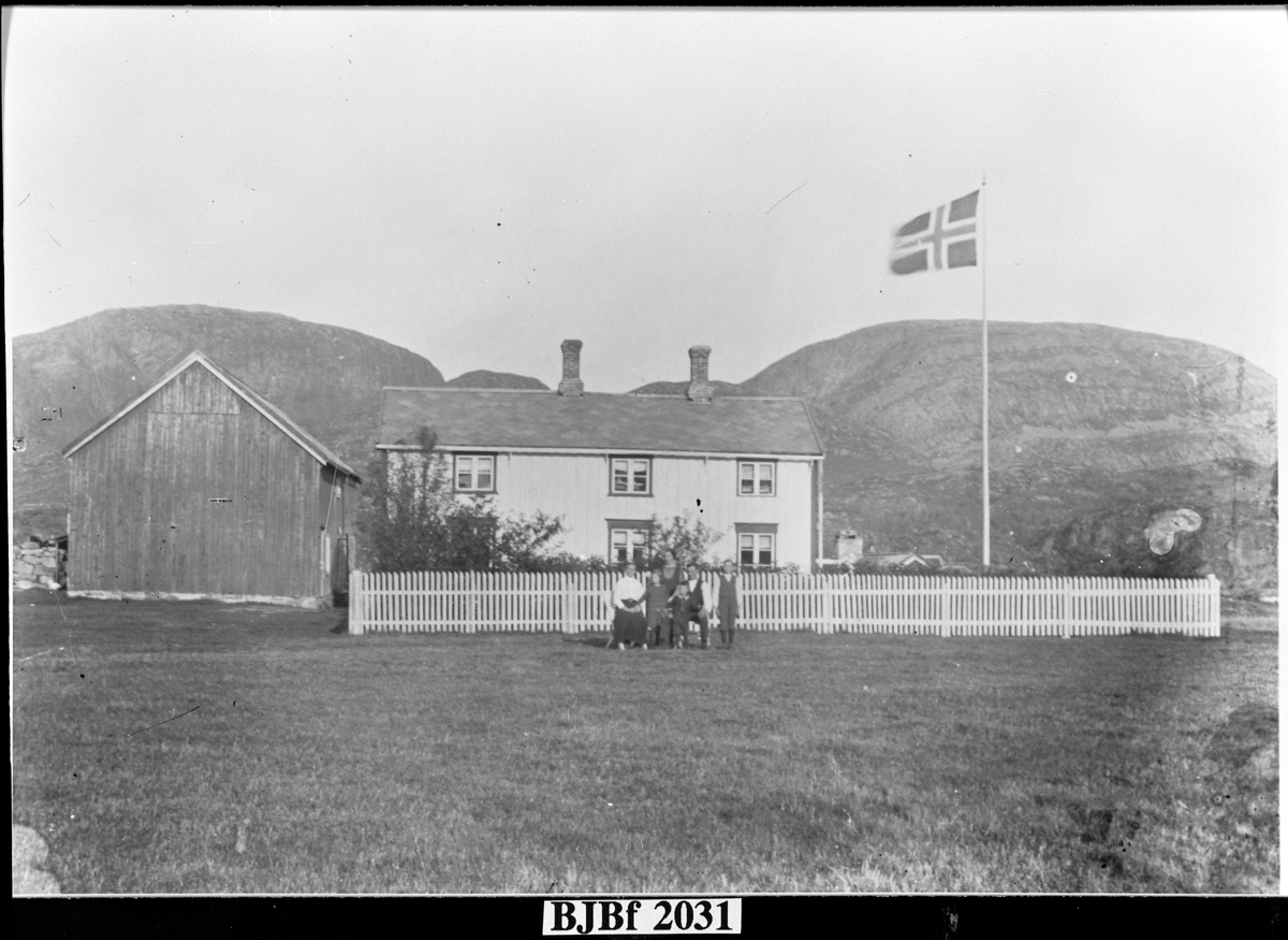 Gården Nesset, Jøssund, Bjugn. Familiebilde.