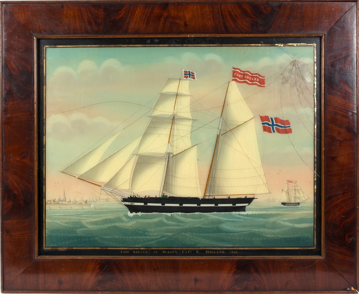 Skipsbilde av skonnertbrigg CORT ADELER fra Bergen. Skipet under fulle seil utenfor Vlissingen, Nederland (til venstre i motivet). I framre mast og akterste mast norske flagg, i toppen av aktermasten vimpel med skipets navn. Mindre skip i bakgrunnen. Syv mann på dekk.