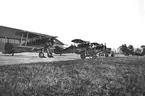 Gloster Gladiator (J8) och en Fooker (S6). F6, Karlsborg. Förtext till albumet finns i arkivet samt som Word-dokument. Albumet är en del av en donation från Karl-Axel Hansson, Karlsborg. Förteckning över hela donationen finns som Word-dokument.