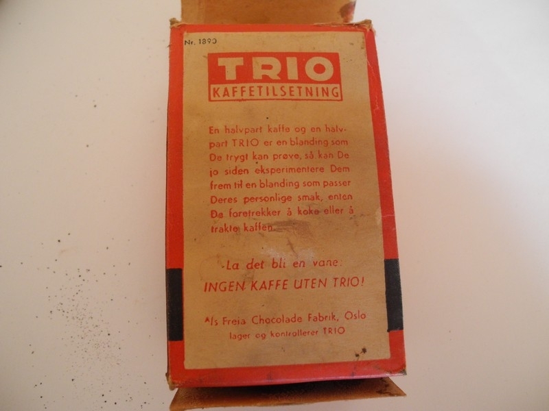Eske i rødt, kvitt og svart. Inneholder kaffetilsetningspulver