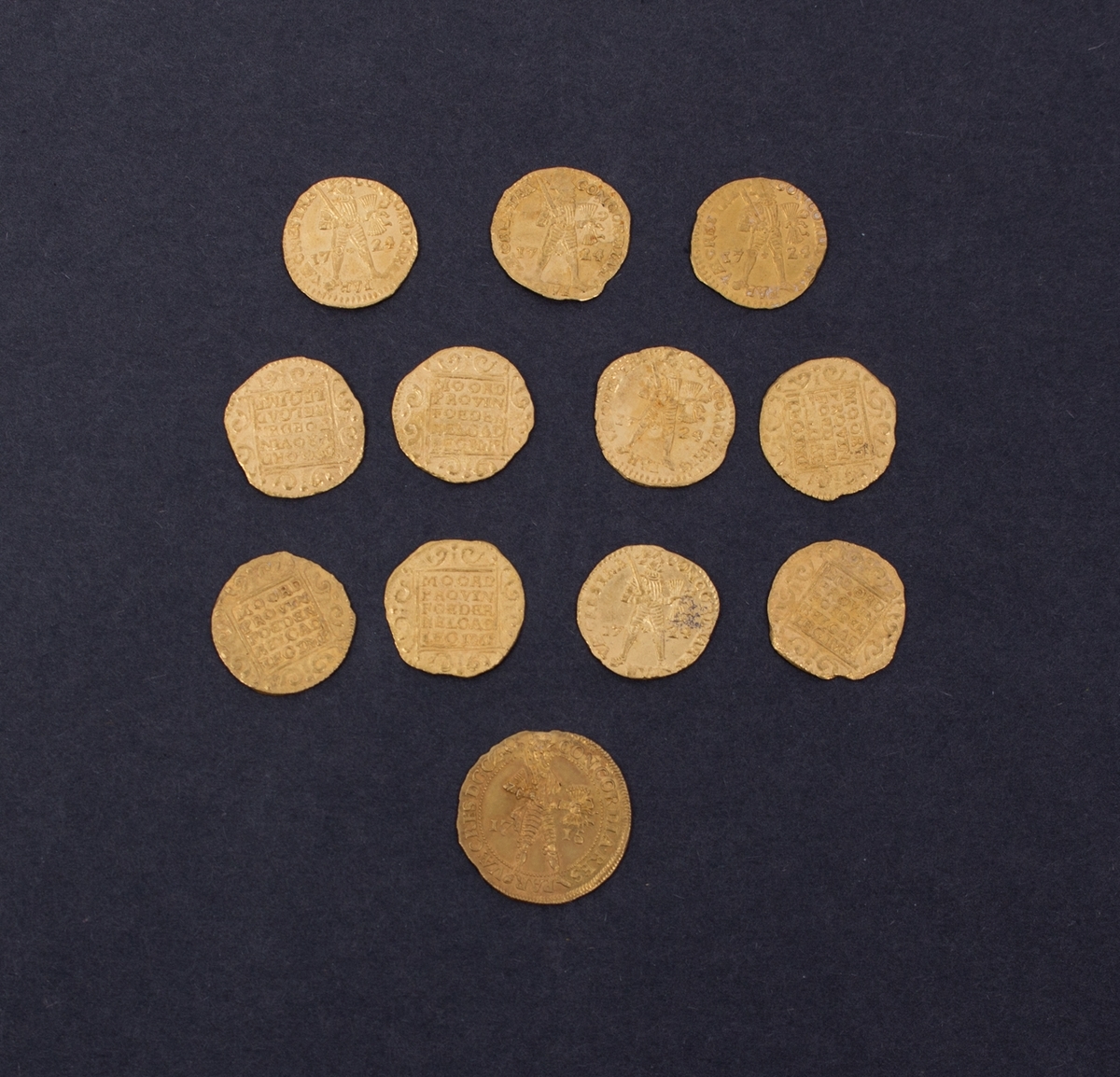 Rundefunnet, stort antall gull- og sølvmynter fra nederlandske ostindiafareren AKERENDAM som forliste på jomfruturen 8. mars 1725 utenfor Ålesund på Sunnmøre.
1 stykk 2 dukat i gull stemplet Utrecht 1715
11 stykker 1 dukat i gull stemplet Utrecht 1724
13 stykker dukatoner i sølv
2 stykker realer i sølv