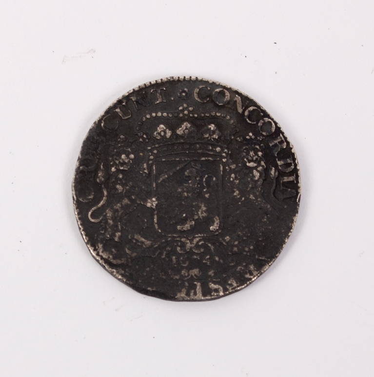 Rundefunnet, stort antall gull- og sølvmynter fra nederlandske ostindiafareren AKERENDAM som forliste på jomfruturen 8. mars 1725 utenfor Ålesund på Sunnmøre.
1 stykk 2 dukat i gull stemplet Utrecht 1715
11 stykker 1 dukat i gull stemplet Utrecht 1724
13 stykker dukatoner i sølv
2 stykker realer i sølv