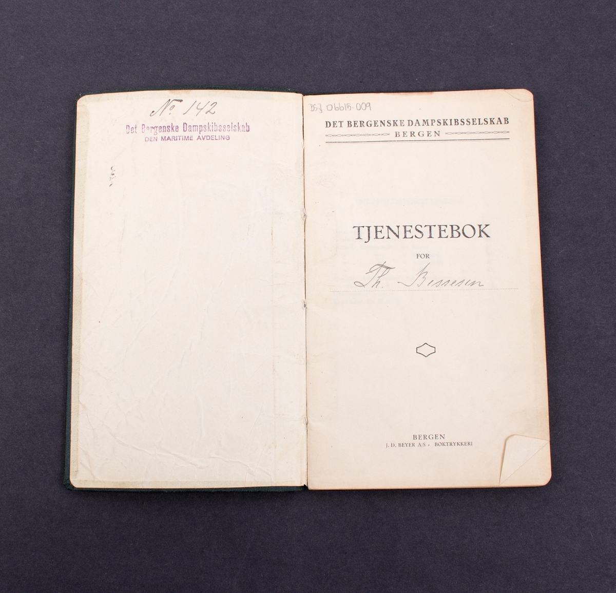 Tjenestebok tilhørende Theodor Leif Bessesen ansatt i Det Bergenske Dampskibsselskab 1. mars 1922