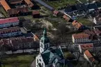 Flygfoto över Gränna kyrka.