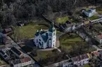 Flygfoto över Gränna kyrka.