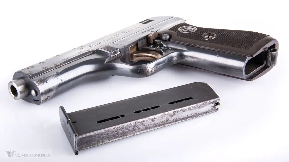 Semiautomatisk lommepistol med for- og baksikte, sikringshendel med utløserknapp, magasin med utløser under skjeftet og for og baksikte. Tsjekkisk pistol som er produsert under okkupasjonsstyre.