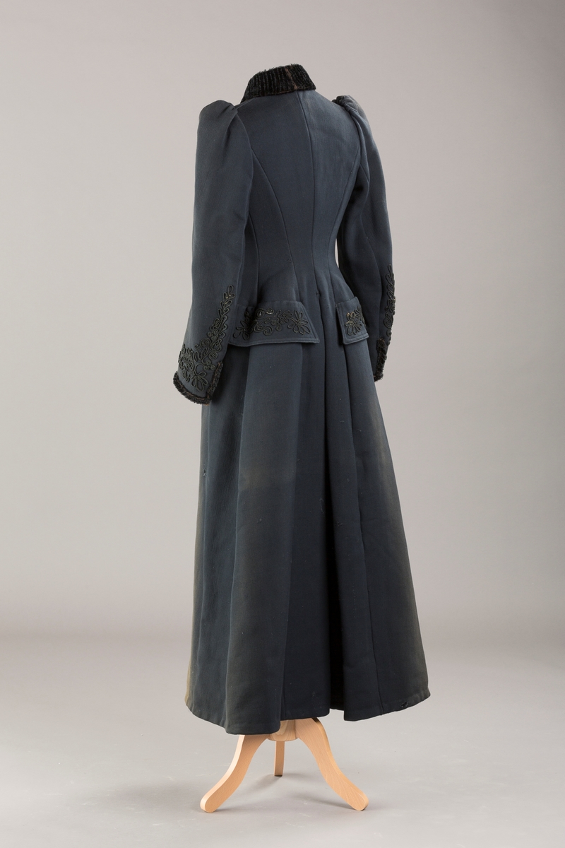 Agramaner langs knapping og på hoftene