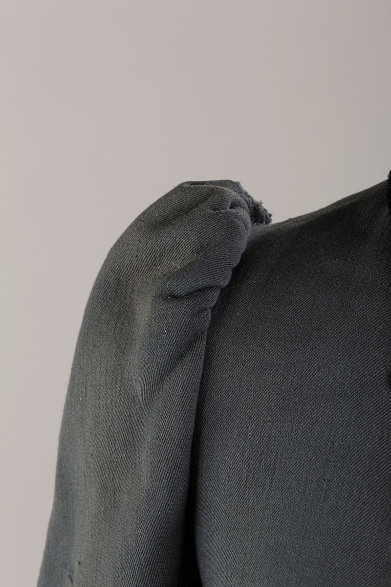 Agramaner langs knapping og på hoftene