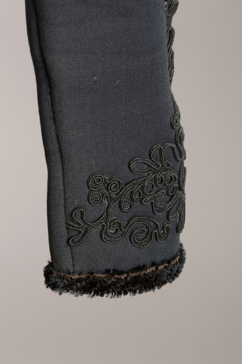 Agramaner langs knapping og på hoftene